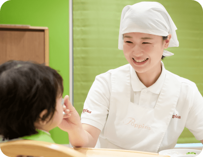 栄養士さんがご飯をあげている